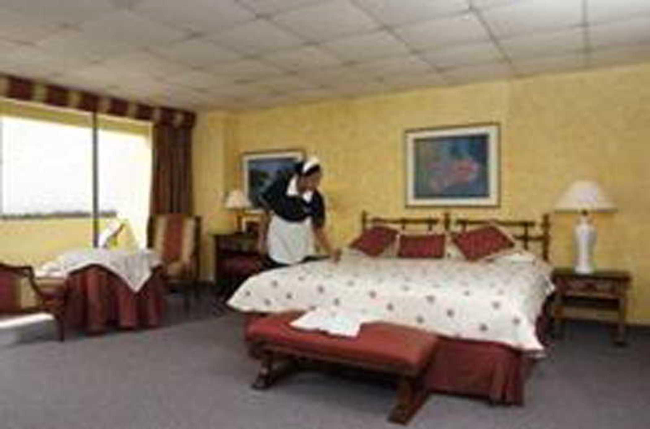 Dominican Fiesta Hotel Santo Domingo Szoba fotó A chambermaid making a bed
