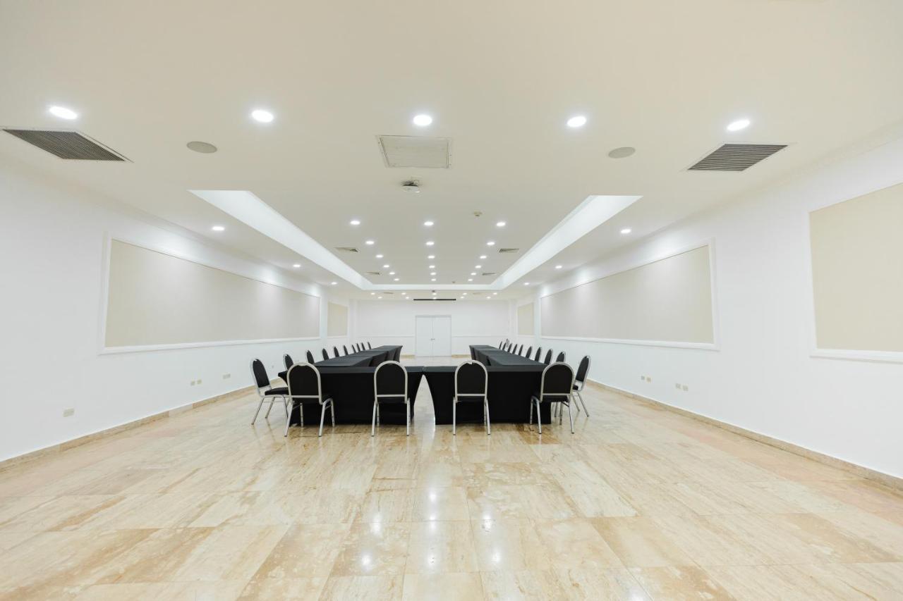 Dominican Fiesta Hotel Santo Domingo Kültér fotó The interior of the conference room