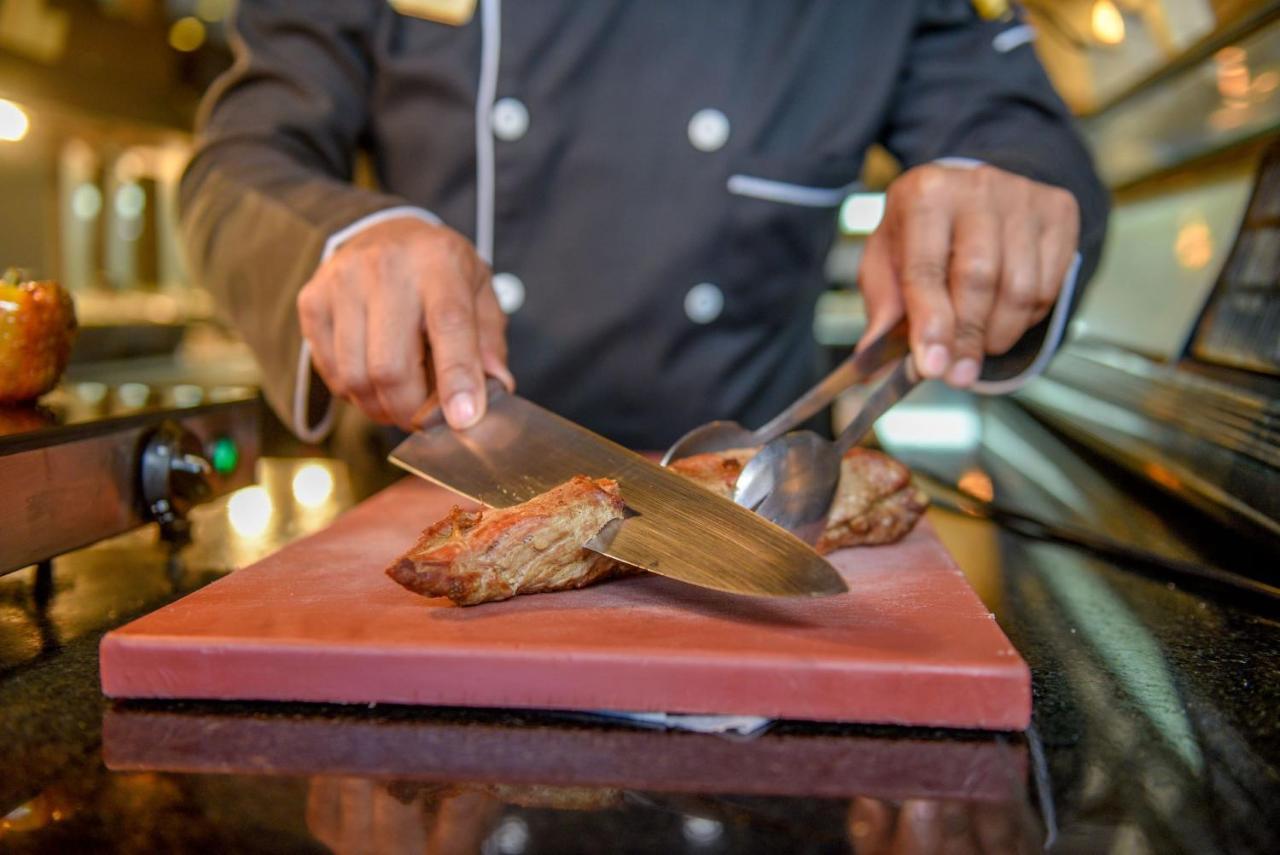 Dominican Fiesta Hotel Santo Domingo Kültér fotó Chef cutting a steak